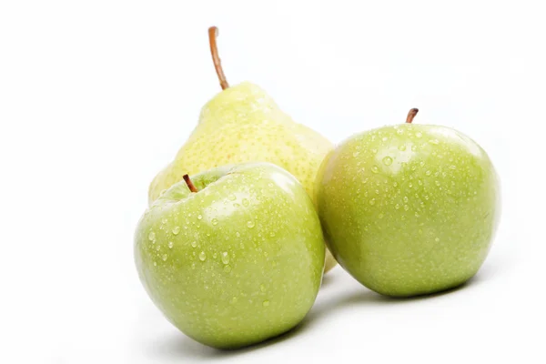 新鲜水果。苹果和梨的白色 bac 在隔离板 — 图库照片