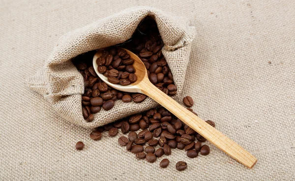 Kaffebönor i en väska på säckväv. — Stockfoto