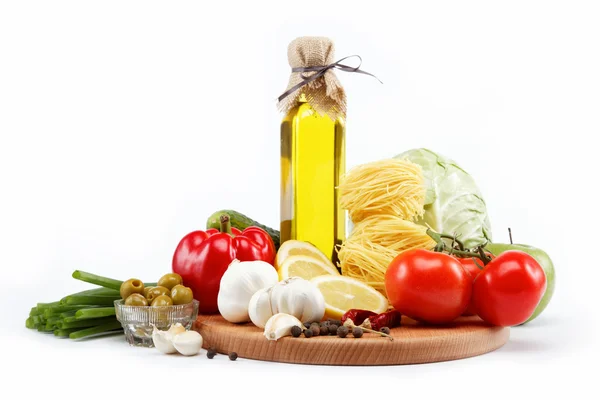 Set de verduras frescas con aceite de oliva aislado sobre fondo blanco —  Fotos de Stock