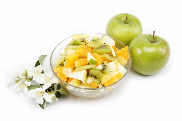 Insalata di frutta fresca e due mele su sfondo bianco . — Foto Stock