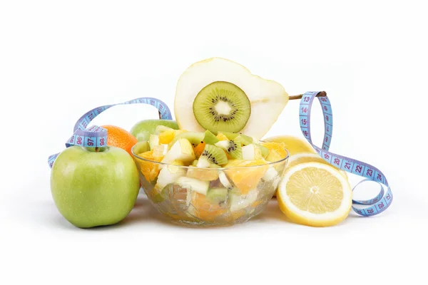 Produtos naturais. Dieta. Fruta fresca sobre um fundo branco . — Fotografia de Stock