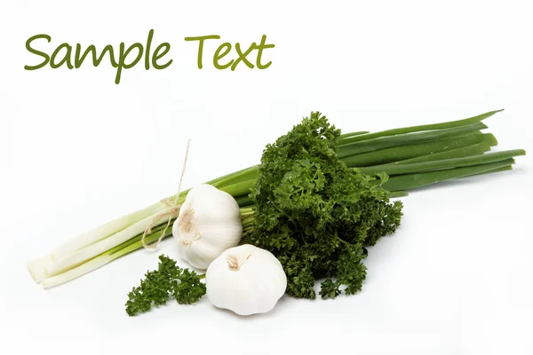 Cipolle verdi fresche, aglio e prezzemolo isolati su bianco . — Foto Stock