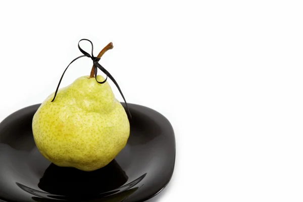 Fresh ripe pear on a plate, isolated on white. — Stock Photo, Image