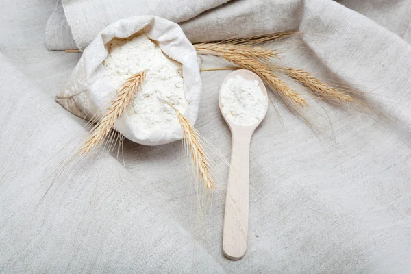 Mehl und Weizenkorn auf Sacktuch — Stockfoto