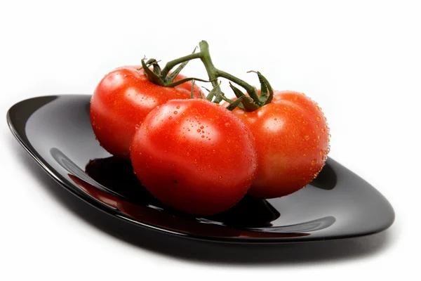 Свежие помидоры на тарелке, изолированные на белом фоне . — стоковое фото