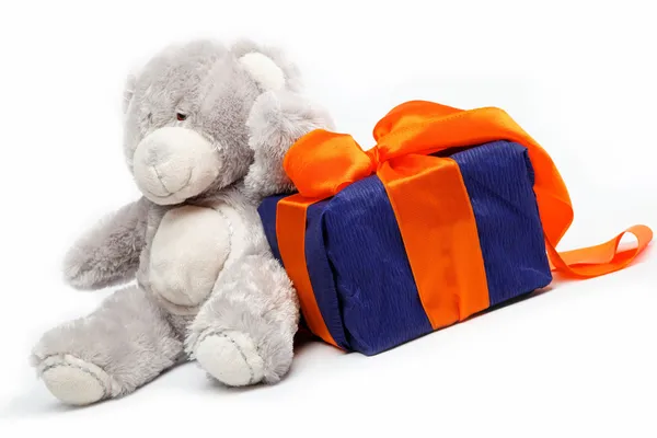 Geschenkpackung und Teddybär auf weißem Hintergrund. — Stockfoto