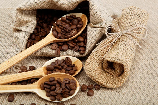 Los granos de café en la cuchara al saqueo . —  Fotos de Stock