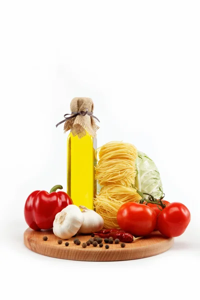 Set frisches Gemüse mit Olivenöl isoliert auf weißem Hintergrund — Stockfoto
