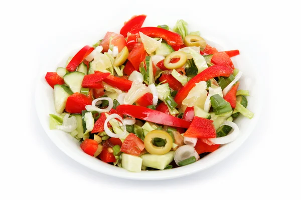 Здоровое питание. Свежий овощной салат на белом фоне . — стоковое фото