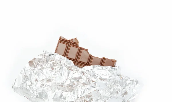 Beyaz arkaplanda izole edilmiş folyoyla çikolata çubuğu — Stok fotoğraf