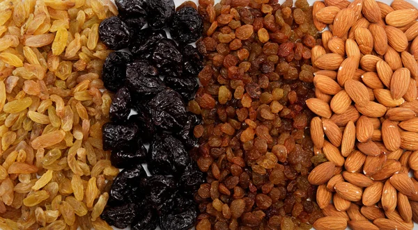 Mixed nuts and dried fruits. Almonds, raisins and prunes. — Stock Photo, Image