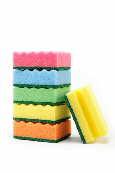 Montón de esponjas limpiadoras sobre un fondo blanco . — Foto de Stock