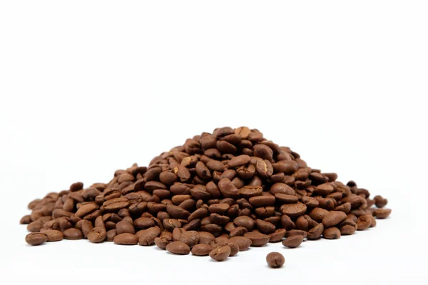 Kávová zrna na bílém pozadí. — Stock fotografie