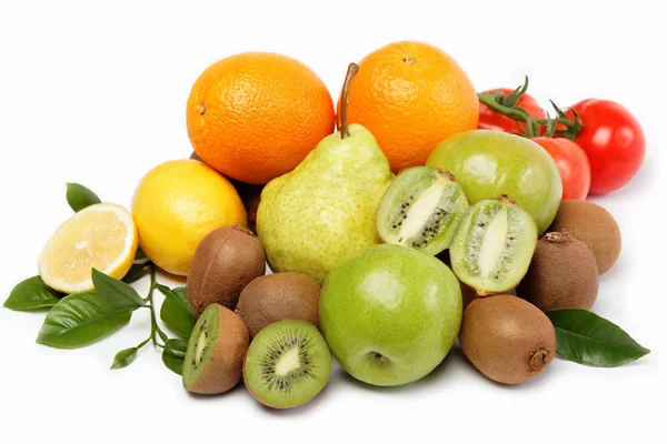 Frutas frescas aisladas sobre un fondo blanco . — Foto de Stock