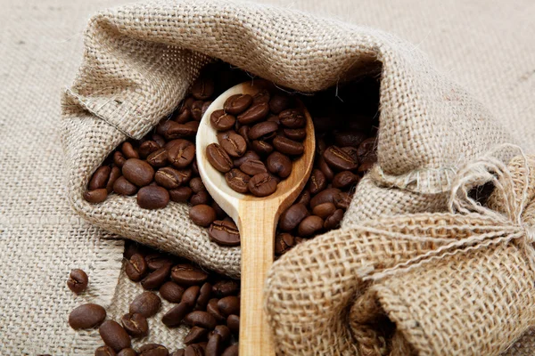 Kahvipapuja pussissa säkitys . — kuvapankkivalokuva