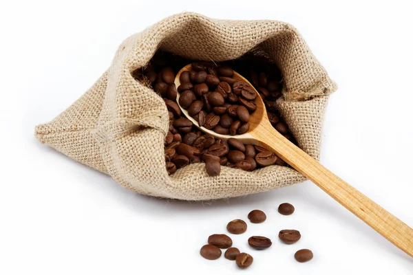 Kávová zrna v vyhození sáčku. — Stock fotografie