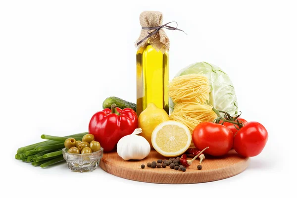 Set de verduras frescas con aceite de oliva aislado sobre fondo blanco —  Fotos de Stock