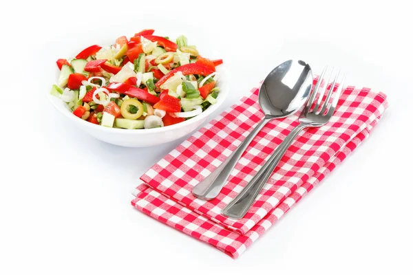 Здоровое питание. Свежий овощной салат на белом фоне . — стоковое фото
