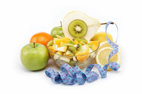 Frutas frescas e salada isolada sobre um fundo branco . — Fotografia de Stock