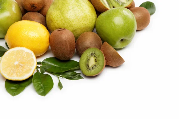 Fruta fresca. Kiwi y limón aislados sobre un fondo blanco . —  Fotos de Stock