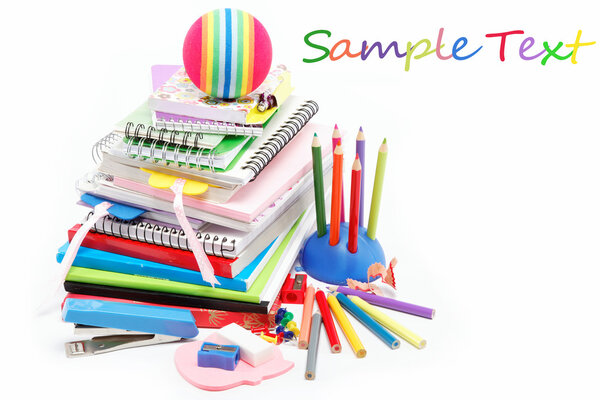 Канцтовары изолированы на белом
