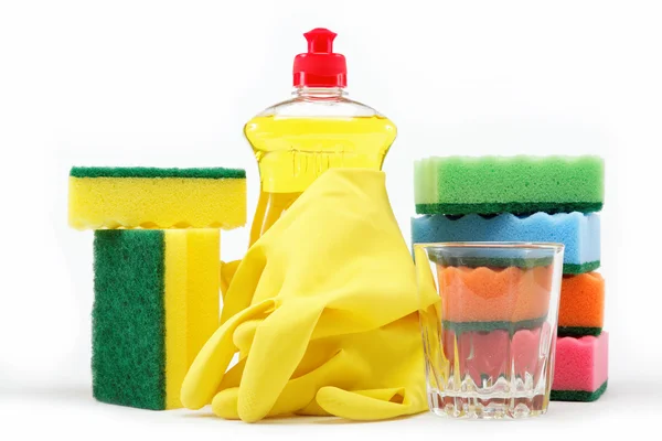 Deterjen botol, sarung tangan karet dan membersihkan spons pada b putih — Stok Foto