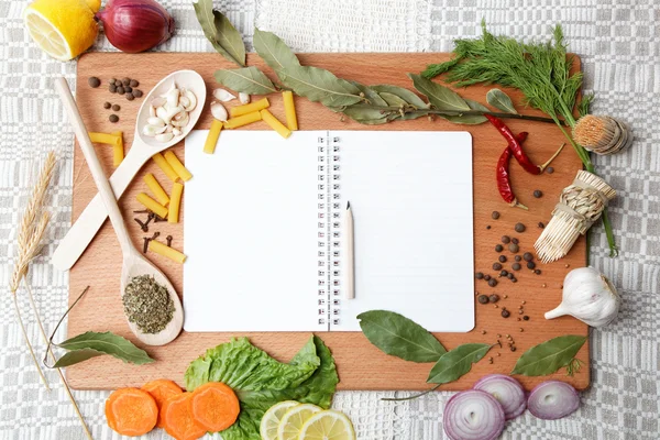 レシピ、スパイス木の板のためのノート. — ストック写真