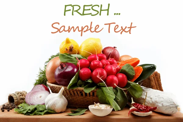 健康食品。新鮮な野菜と果物木製のテーブル. — ストック写真