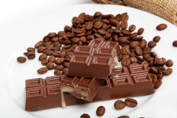 Schokolade und Kaffeebohnen auf Säcken. — Stockfoto