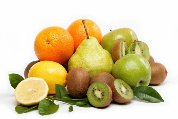Frutta fresca isolata su fondo bianco . — Foto Stock