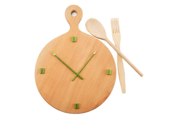 Обробна дошка з нарізаною зеленою цибулею, викладена як годинник . — стокове фото