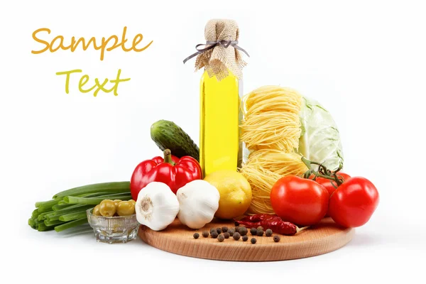 Mettre des légumes frais avec de l'huile d'olive isolée sur fond blanc — Photo