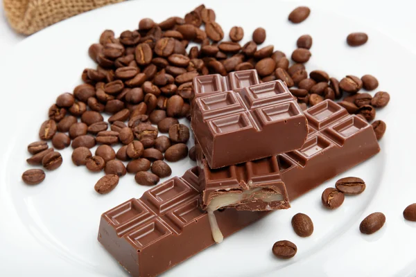 Chocolate y granos de café en saqueo . — Foto de Stock