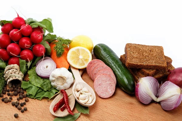 Здоровое питание. Свежие овощи и фрукты на доске . — стоковое фото