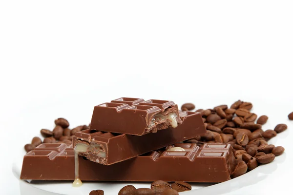 Chocolate y granos de café en saqueo . —  Fotos de Stock