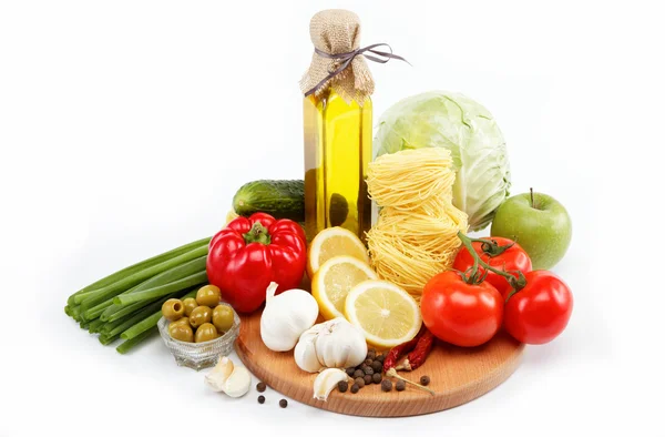 Ställa in färska grönsaker med olivolja isolerad på vit bakgrund — Stockfoto