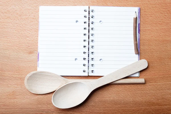 Notebook pro recepty na dřevěný stůl — Stock fotografie