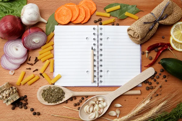 レシピ、スパイス木のテーブルのためのノート — ストック写真