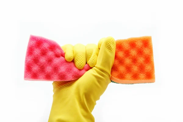 Рука с резиновой перчаткой и чистящей губкой на белом фоне — стоковое фото