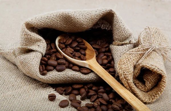 Kaffebönor i en väska på säckväv. — Stockfoto