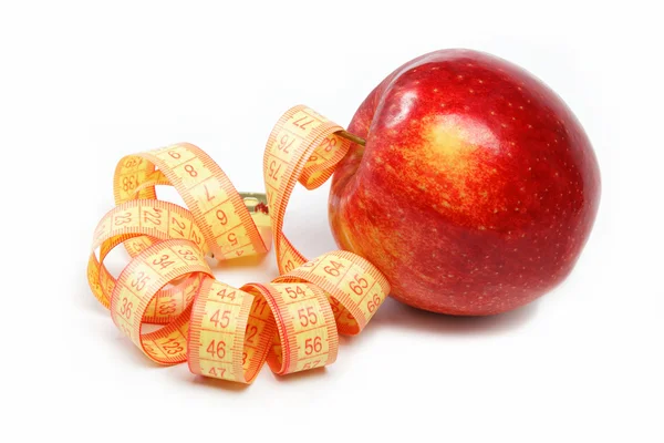 赤いリンゴ、白い背景の上の測定テープ. — ストック写真