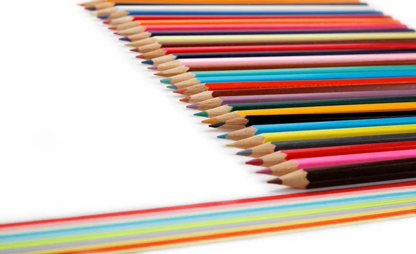 Färg pennor isolerade på vit bakgrund — Stockfoto