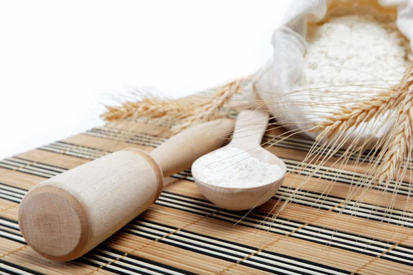 Mjöl och vete korn med trä sked på ett träbord. — Stockfoto