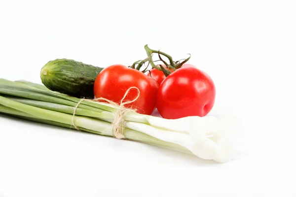 Cebolas verdes frescas, pepino e tomate isolados em branco . — Fotografia de Stock