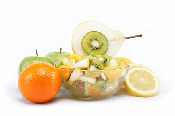 Frutas frescas y ensalada aisladas sobre un fondo blanco . —  Fotos de Stock