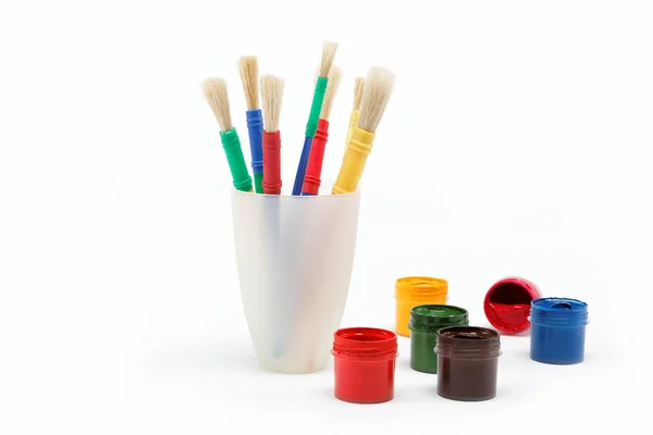 Penslar och färger isolerad på en vit bakgrund. — Stockfoto