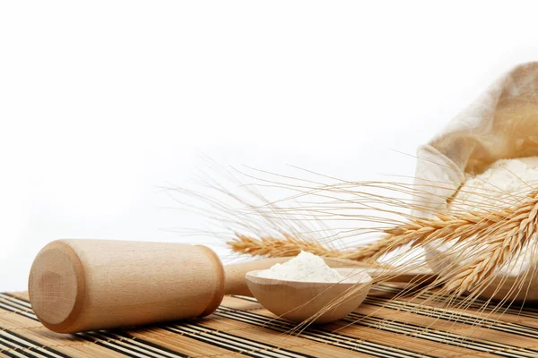 Зерно муки и пшеницы с деревянной ложкой на деревянном столе . — стоковое фото