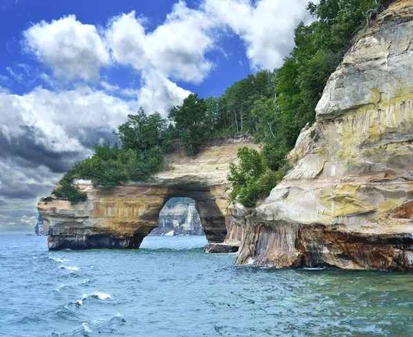 描かれた岩国立湖岸ミシガン州 — ストック写真