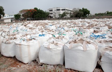 taşkın koruma için büyük kum torbası