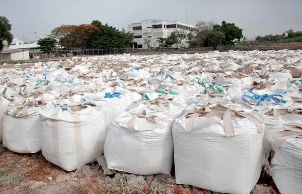 Большие мешки для защиты от наводнений — стоковое фото